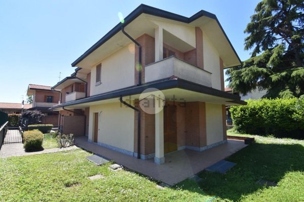 appartamento in vendita a Vimercate in zona Ruginello / Oldaniga