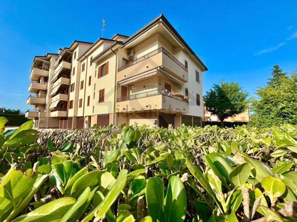 appartamento in vendita a Vimercate in zona Centro Storico
