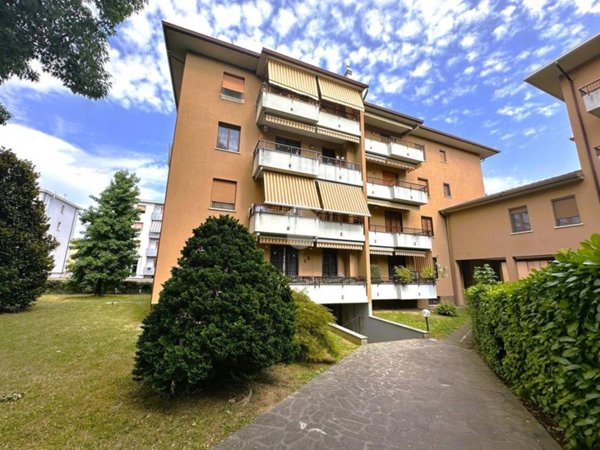 appartamento in vendita a Vimercate in zona Ruginello / Oldaniga