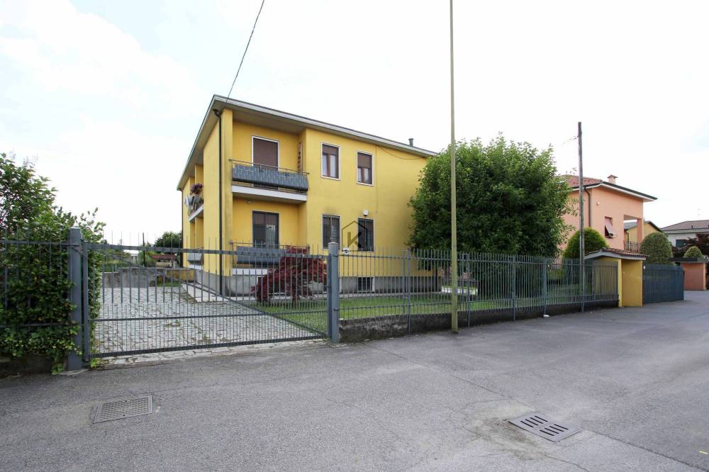 appartamento in vendita a Vimercate in zona Ruginello / Oldaniga