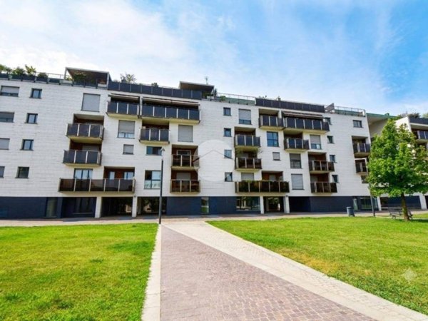 appartamento in vendita a Vimercate in zona Centro Storico