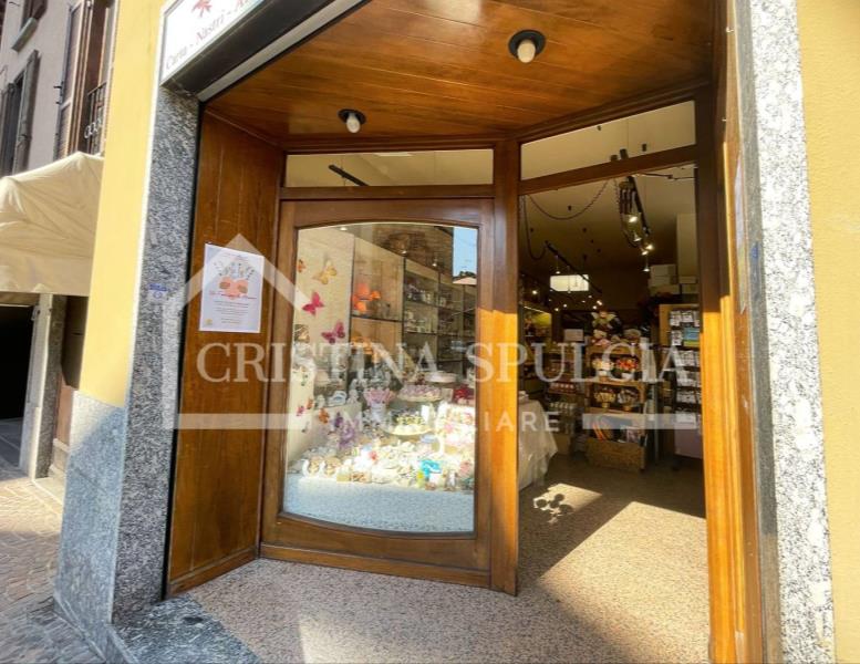 negozio in vendita a Vimercate in zona Centro Storico