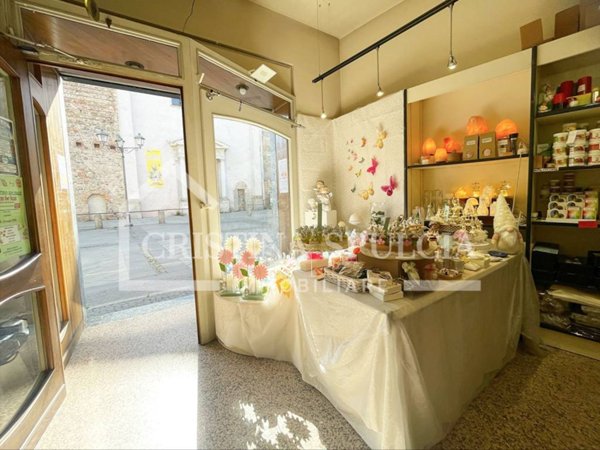 negozio in vendita a Vimercate in zona Centro Storico