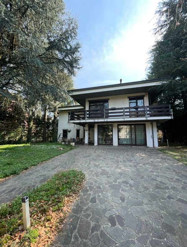 casa indipendente in vendita a Vimercate in zona Centro Storico