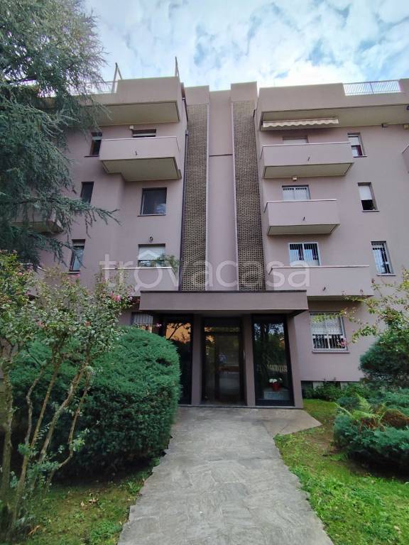 appartamento in vendita a Vimercate in zona Centro Storico