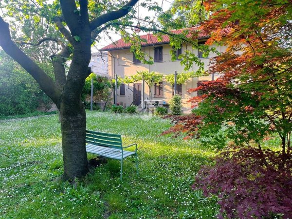 casa indipendente in vendita a Vimercate in zona Centro Storico