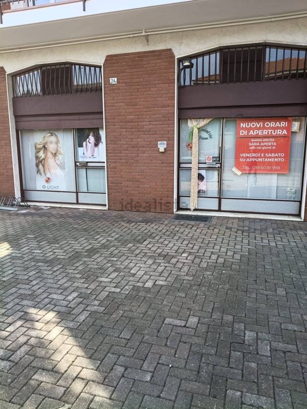 locale commerciale in vendita a Vimercate