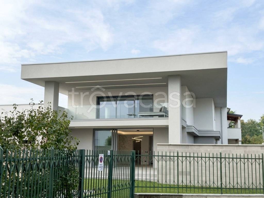 casa indipendente in vendita a Vimercate