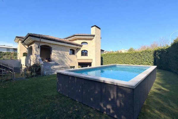 casa indipendente in vendita a Vimercate in zona Centro Storico