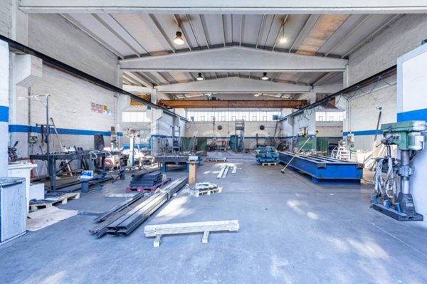 locale commerciale in vendita a Busnago