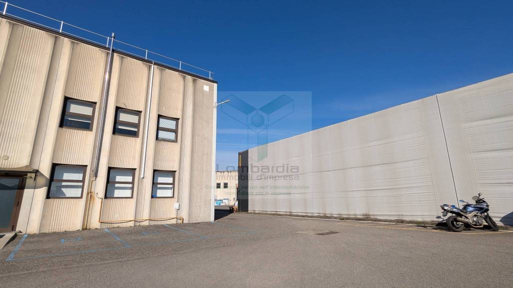 locale commerciale in vendita a Busnago