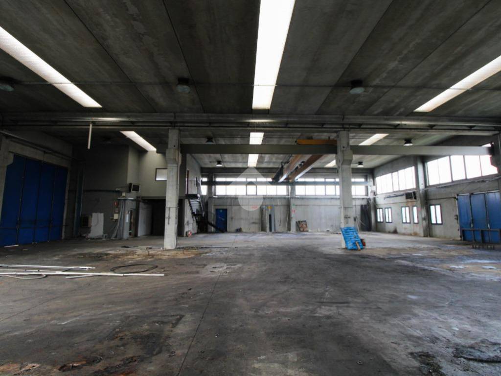 locale commerciale in vendita a Busnago