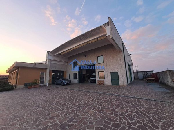 locale commerciale in vendita a Busnago