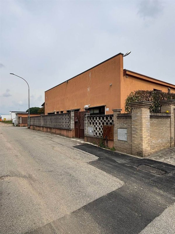 locale commerciale in vendita a Busnago