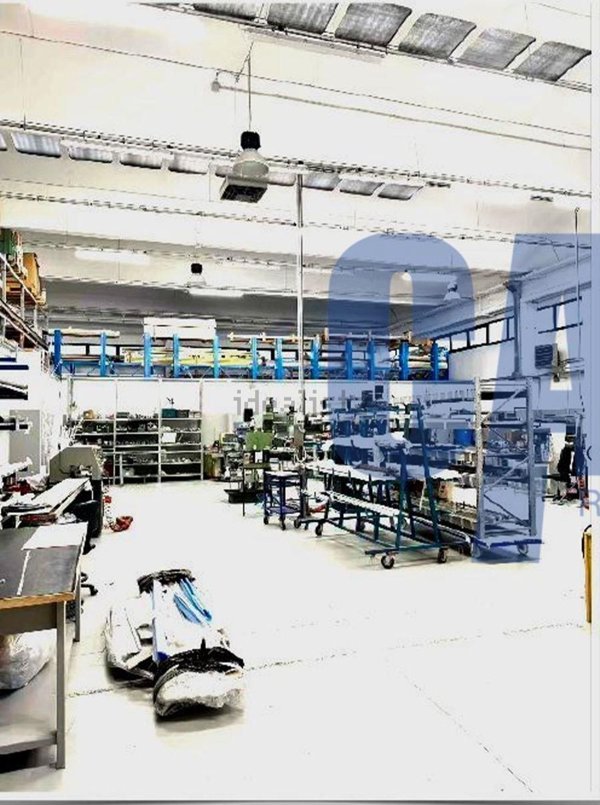 locale di sgombero in vendita a Caponago