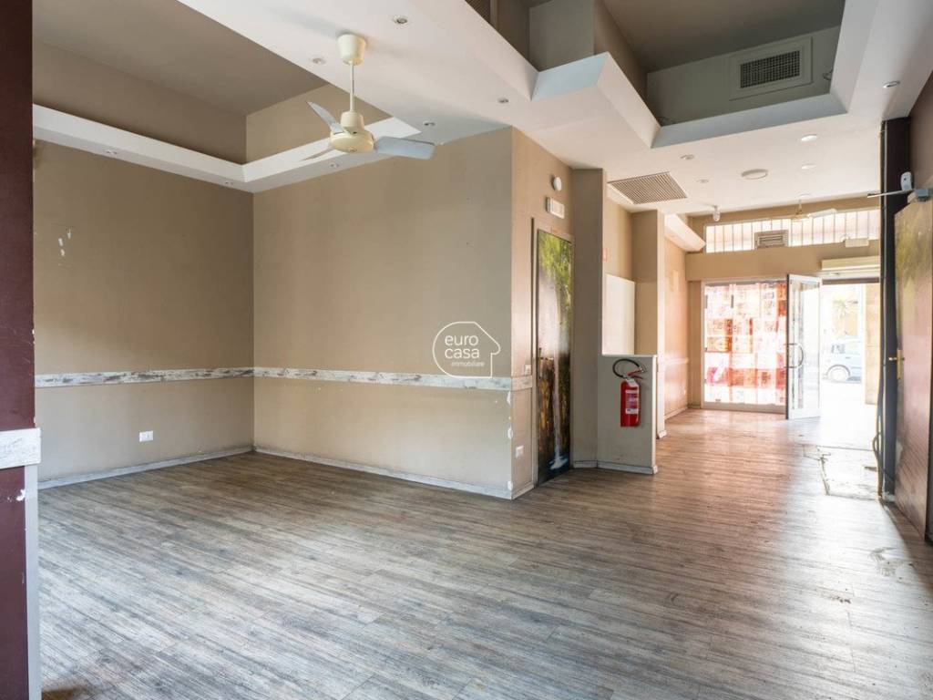 negozio in vendita a Caponago