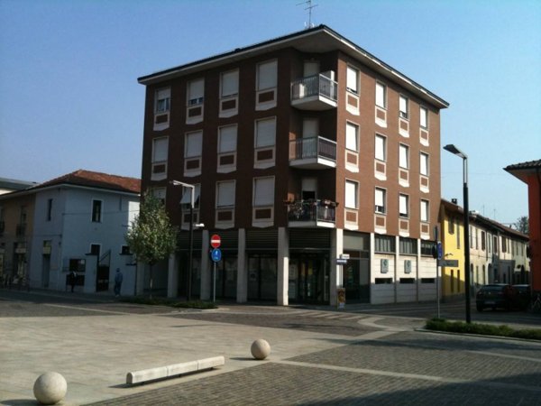 locale commerciale in vendita a Cornate d'Adda