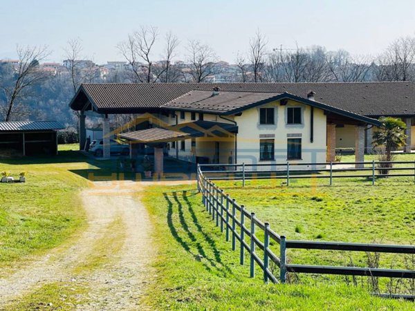 intera palazzina in vendita a Cornate d'Adda in zona Porto d'Adda