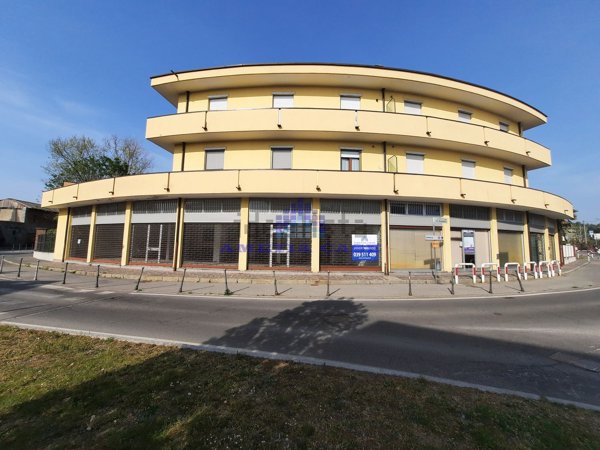 locale commerciale in vendita a Cornate d'Adda
