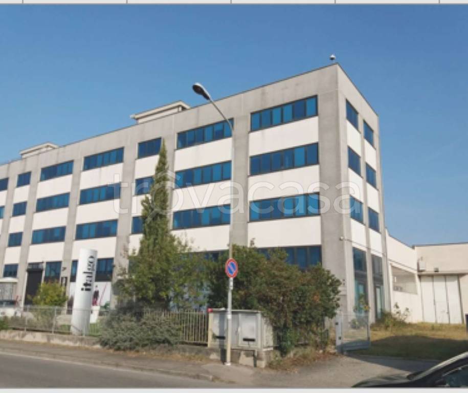 locale commerciale in vendita a Cornate d'Adda