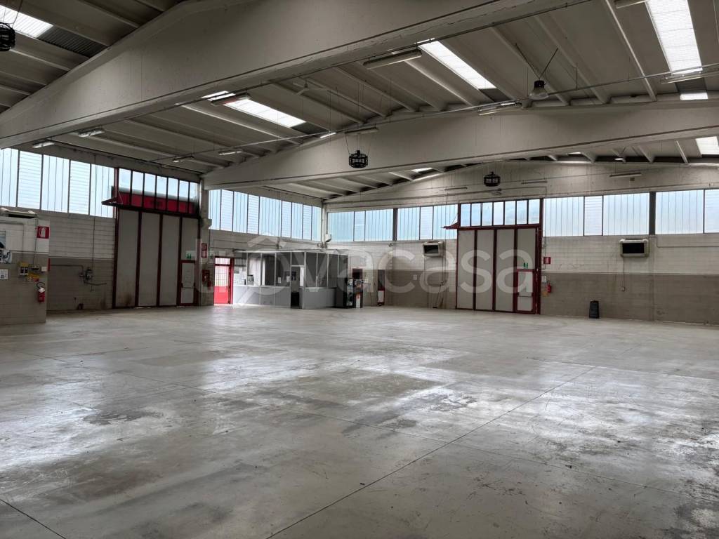 locale commerciale in vendita a Cornate d'Adda