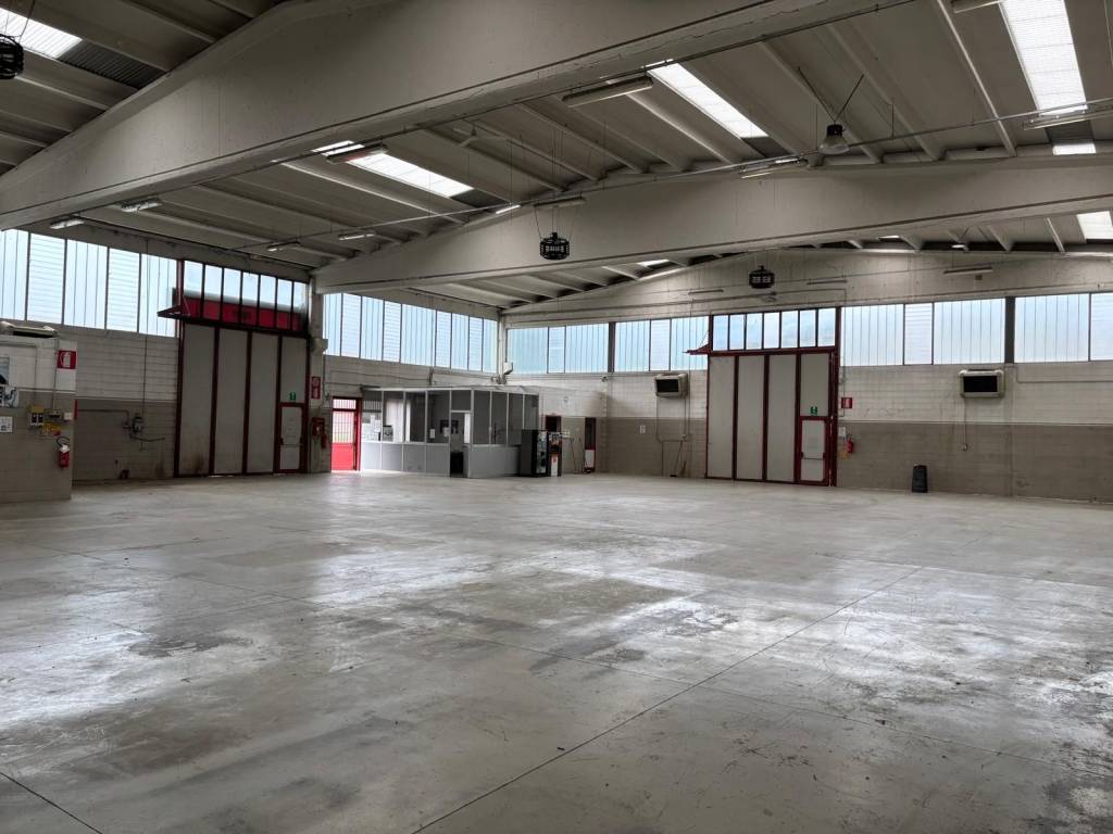 locale commerciale in vendita a Cornate d'Adda in zona Colnago