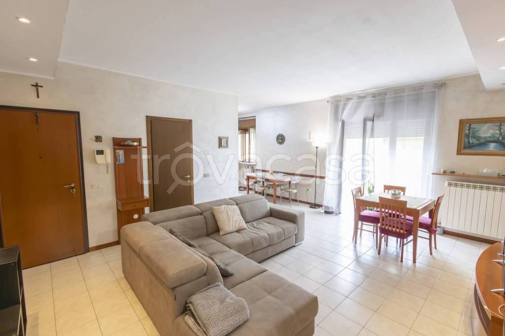 appartamento in vendita a Cornate d'Adda in zona Colnago