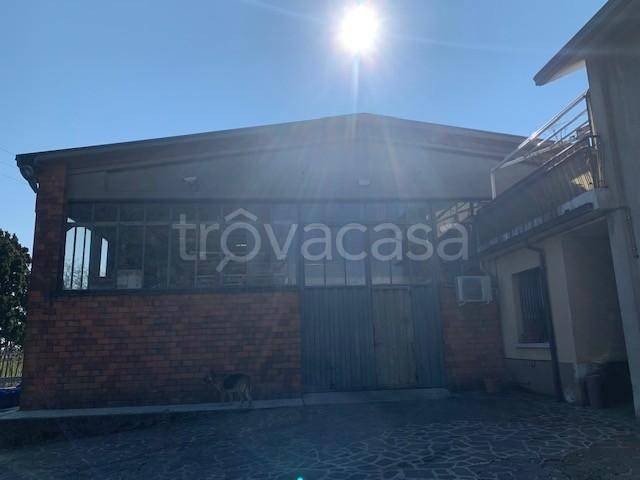 locale commerciale in vendita a Cornate d'Adda