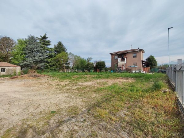 terreno edificabile in vendita a Cornate d'Adda