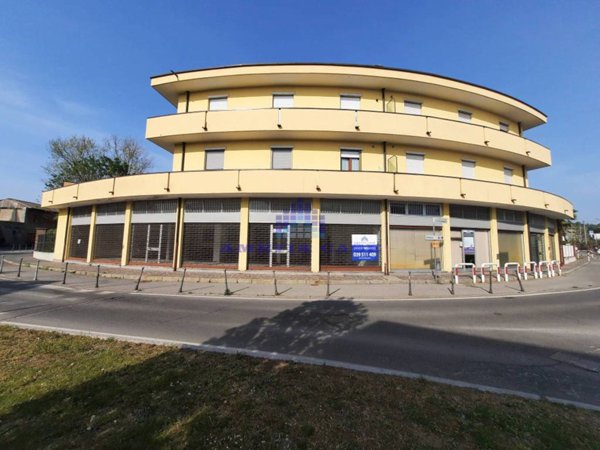 locale commerciale in vendita a Cornate d'Adda