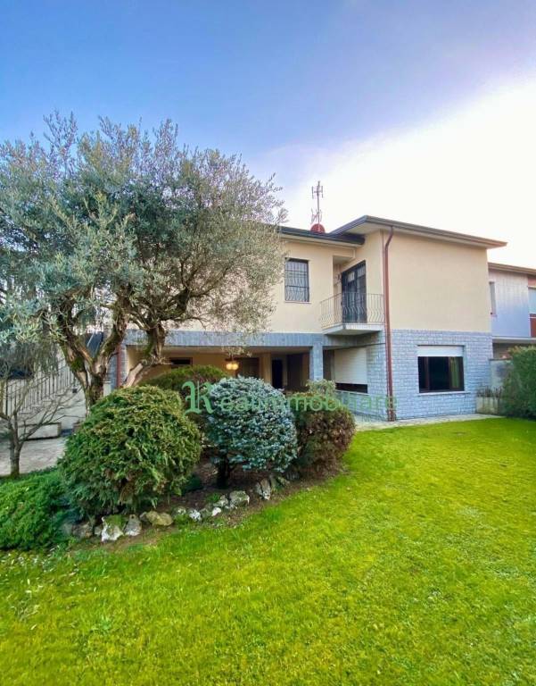 casa indipendente in vendita a Cornate d'Adda in zona Colnago