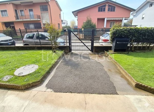 appartamento in vendita a Cornate d'Adda in zona Colnago