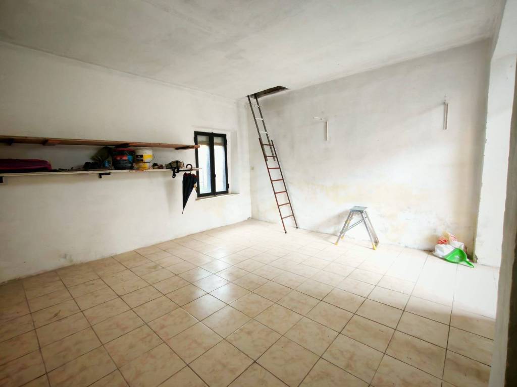 locale commerciale in vendita a Cornate d'Adda in zona Colnago