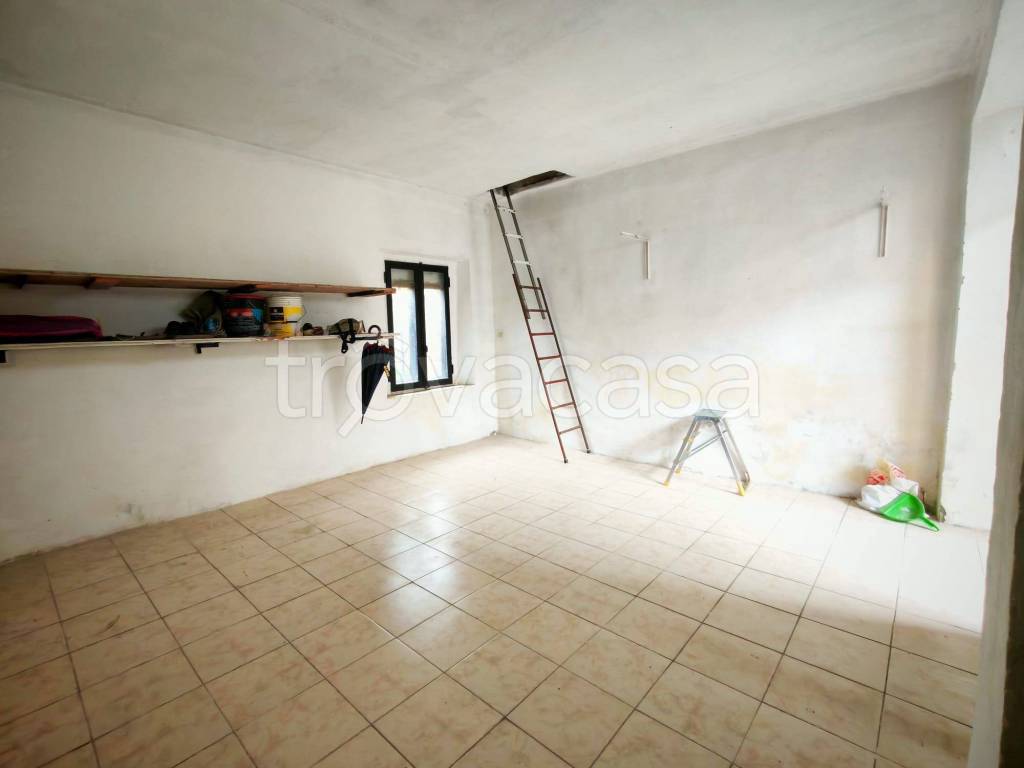 locale commerciale in vendita a Cornate d'Adda in zona Colnago