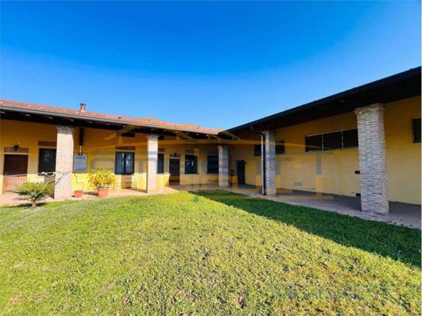 ufficio in vendita a Cornate d'Adda in zona Porto d'Adda