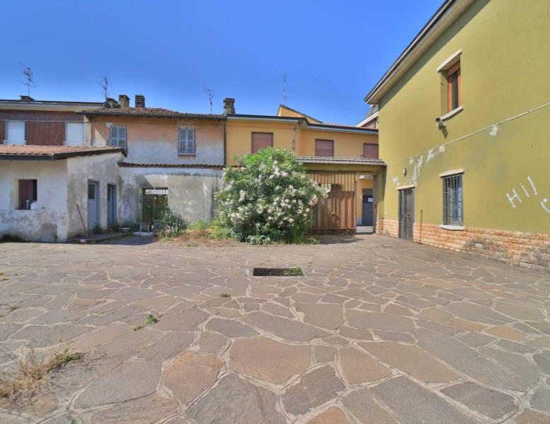 intera palazzina in vendita a Cornate d'Adda in zona Colnago