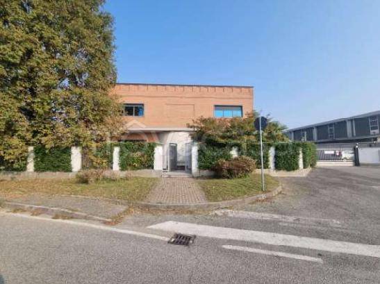 locale commerciale in vendita a Cornate d'Adda