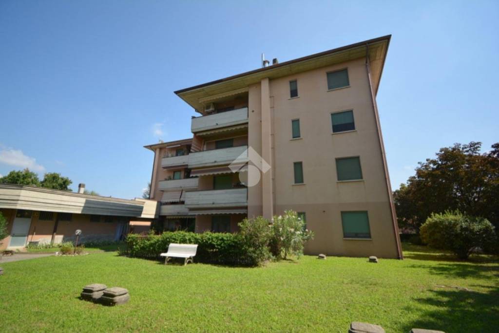 appartamento in vendita a Cornate d'Adda in zona Colnago