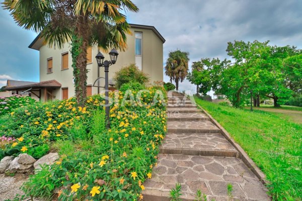 casa indipendente in vendita a Cornate d'Adda in zona Colnago