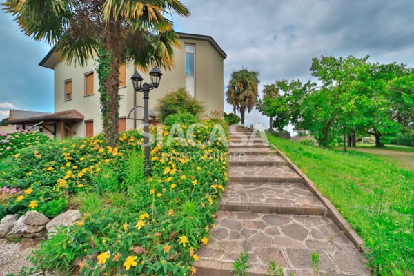 casa indipendente in vendita a Cornate d'Adda in zona Colnago
