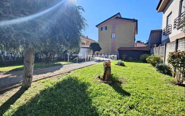 casa indipendente in vendita a Lentate sul Seveso in zona Camnago