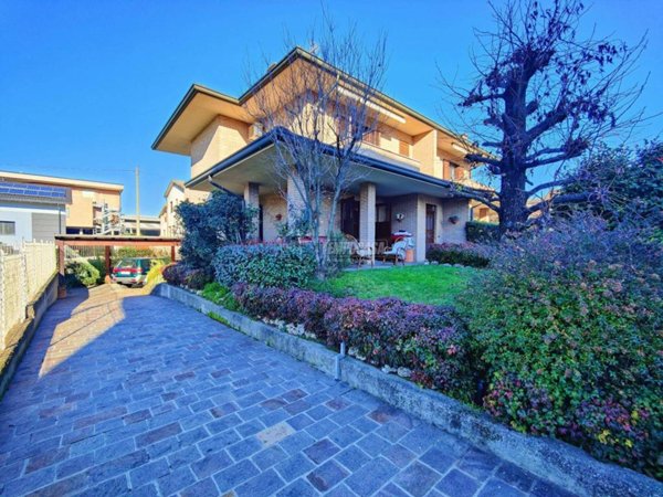 casa indipendente in vendita a Lentate sul Seveso in zona Camnago