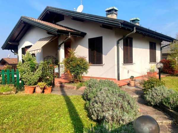 casa indipendente in vendita a Lentate sul Seveso in zona Mocchirolo