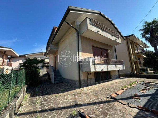 casa indipendente in vendita a Lentate sul Seveso in zona Camnago