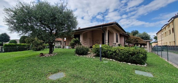 casa indipendente in vendita a Lentate sul Seveso in zona Birago