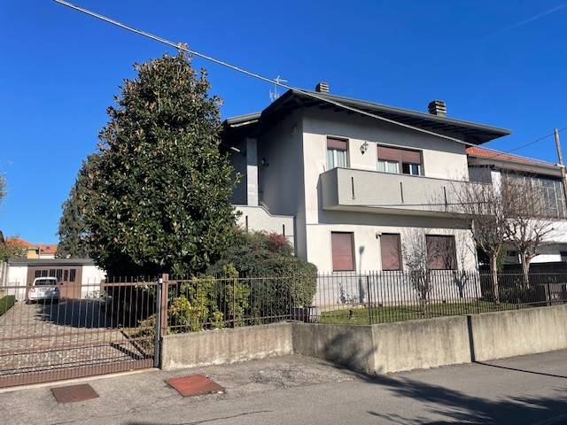 casa indipendente in vendita a Lentate sul Seveso in zona Camnago