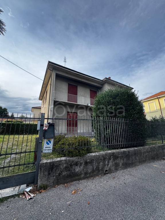 casa indipendente in vendita a Lentate sul Seveso