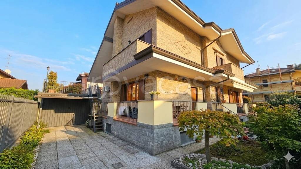 casa indipendente in vendita a Lentate sul Seveso
