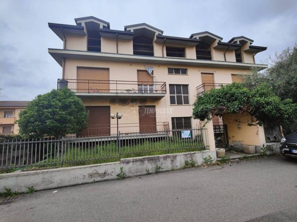 intera palazzina in vendita a Lentate sul Seveso in zona Camnago