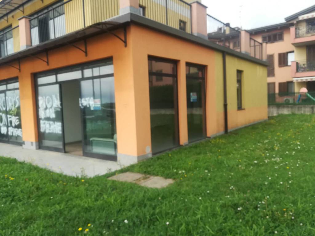 negozio in vendita a Roncello